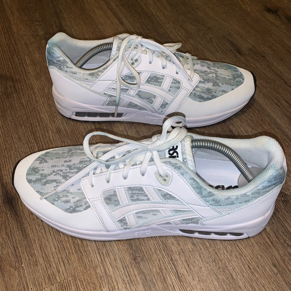 ASICS men’s athletic shoes white & grayish color size 10.5.